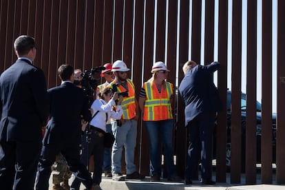 Donald Trump habla con los medios mientras comprueba la valla fronteriza México-Estados Unidos en Otay Mesa, California.