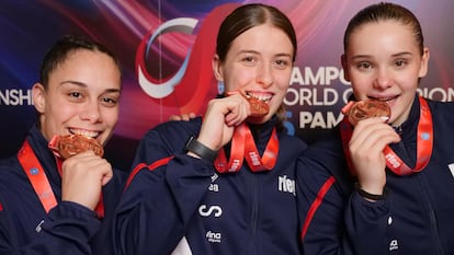 Melania Rodríguez, Marta López y Loreto Tuñón posan con el bronce mundial en Pamplona