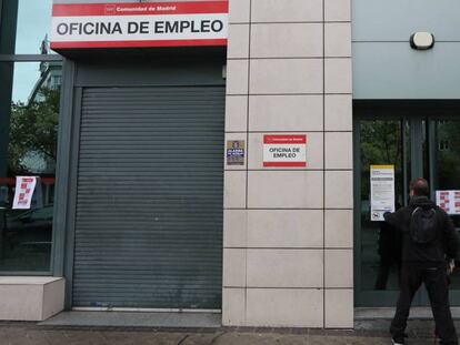 Un hombre entra en una Oficina de Empleo, en Madrid.