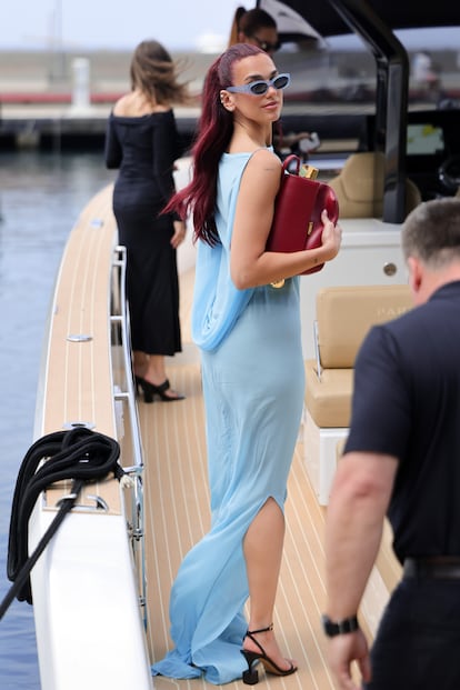 Dua Lipa se desplazó en barco para llegar al lugar exacto donde se celebró el desfile.