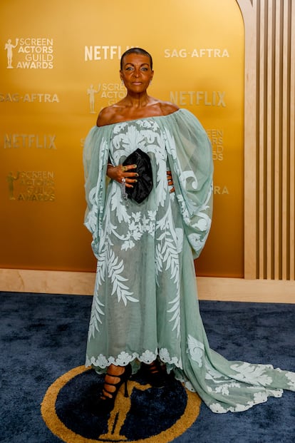 Stella McCartney es la responsable del vestido con apliques de Adjoa Andoh.