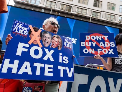 Una protesta contra Fox News pidiendo un boicot de anundiantes, este lunes en Nueva York.