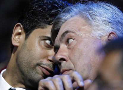 El dueño del Paris Saint Germani, Chairman Nasser Al-Khelaifi, habla con el  entrenador del equipo, Carlo Ancelotti, durante el sorteo.