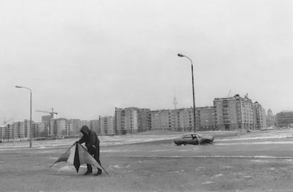 Imagen de la Potsdamer Platz de Berlin en las proximidades del Muro en 1990, una de las obras incluidas en la exposición que se exhibe estos días en la galería C/O Berlín.