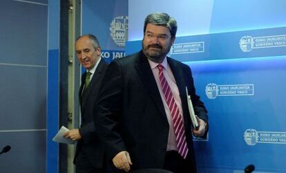 Los consejeros Aburto (delante) y Erkoreka, en la rueda de prensa tras la reunión del Ejecutivo.