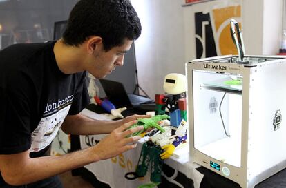 En el centro Don Bosco de Errentería personalizan las prótesis que generan con impresoras 3D.