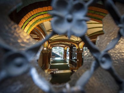 Interior del Palau de la Música a través de una ventana rota.