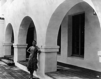 Dolores del Río, en su casa de Hollywood, a mediados de los años treinta.