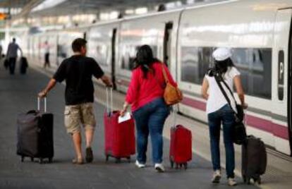 Un grupo de pasajeros se dispone a subir al primer AVE de la compañía Renfe que une las ciudades de Valencia y Sevilla. EFE/Archivo