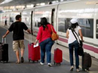 Un grupo de pasajeros se dispone a subir al primer AVE de la compañía Renfe que une las ciudades de Valencia y Sevilla. EFE/Archivo