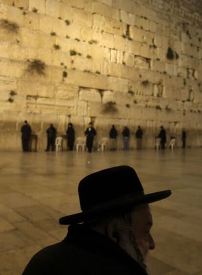 Un judío ortodoxo ante el Muro de las Lamentaciones, en Jerusalén