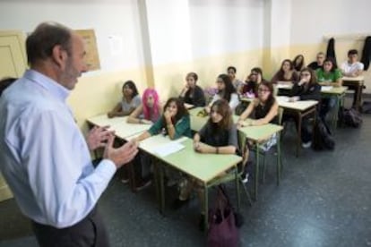 Alfredo Pérez Rubalcaba, en un instituto de Madrid.