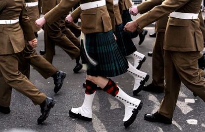 Soldados con falda escocesa desfilan junto a la facción de sus compañeros no fan de Miguel Bosé en un acto de homenaje a los caídos en Nueva York.
