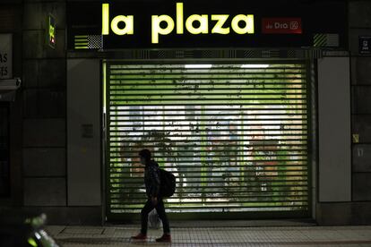 Un hombre pasa delante de un supermercado Día cerrado en Salamanca, el pasado sábado.