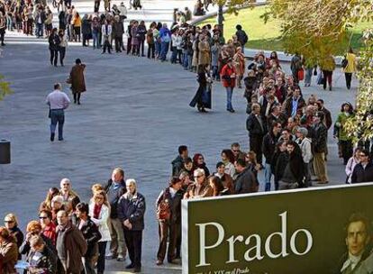 Una larga cola ante las puertas del Museo del Prado.