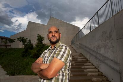 Mohamed Chaari, condenado por yihadismo que quedó en libertad al demostrarse que era inocente, en el barrio de Altza en San Sebastián.