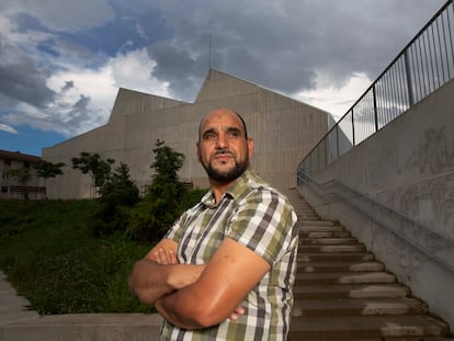 Mohamed Chaari, condenado por yihadismo que quedó en libertad al demostrarse que era inocente, en el barrio de Altza en San Sebastián.