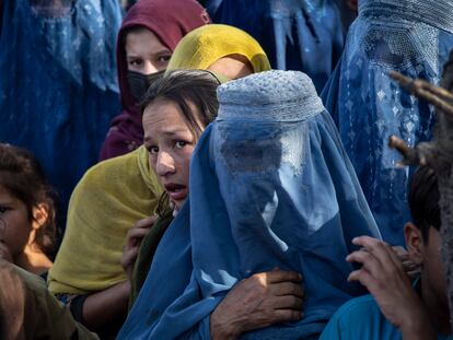 Mujeres afganas desplazadas por el avance talibán en un campo de Kabul.