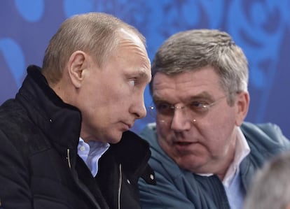 O presidente russo, Vladimir Putin, e seu homólogo do COI, Thomas Bach, em março de 2014.