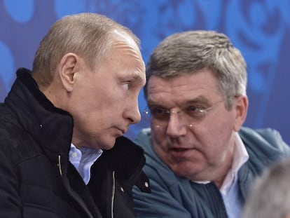 El presidente ruso, Vladimir Putin, y su hom&oacute;logo del COI, Thomas Bach, en marzo de 2014.