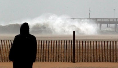 Un hombre observa las olas en Ocean City, Maryland, en la Costa Este.