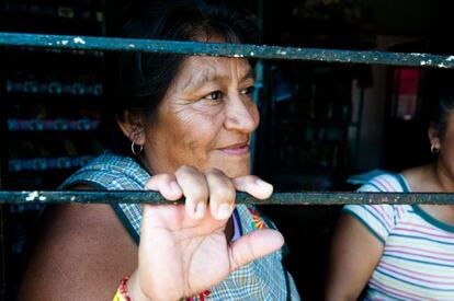 Doña Lupe, una de Las Patronas, se toma un descanso. No hay mucho tiempo para ello. Si no están cocinando están repartiendo. En menos de 15 minutos entregan las raciones de comida. Todo sucede tan rápido que los migrantes no tienen tiempo ni para dar las gracias. Tras cada jornada, Las Patronas se dan por satisfechas porque han quitado el hambre a los más necesitados. Apenas unos pocos minutos de descanso y las tareas se reemprenden de nuevo ante la posibilidad que pase otro tren.