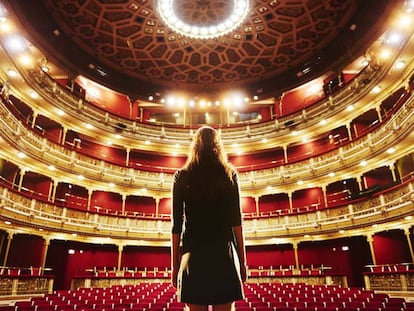 Una mujer ante el patio de butacas del teatro María Guerrero de Madrid.