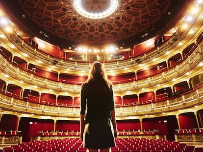 Una mujer ante el patio de butacas del teatro María Guerrero de Madrid.