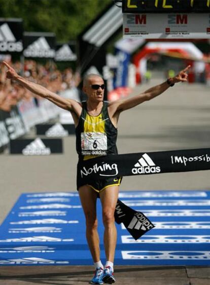 Chema Martínez cruza la meta del Maratón de Madrid.