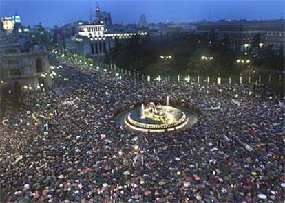 La madrileña plaza de Cibeles, ayer, durante la manifestación contra el terrorismo.