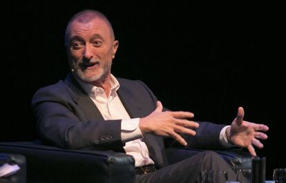 El escritor Arturo Pérez-Reverte en la presentación de su novela 'Eva' en el Circulo de Bellas Artes de Madrid este lunes.