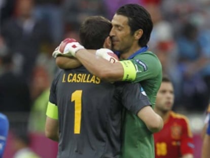 Pirlo y Casillas se abrazan al terminar el partido España - Italia de la fase de grupos.