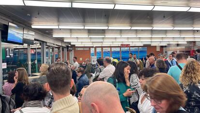 Pasajeros de Renfe esperan en la estación de Atocha, Madrid.