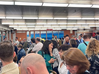 Pasajeros de Renfe esperan en la estación de Atocha, Madrid.