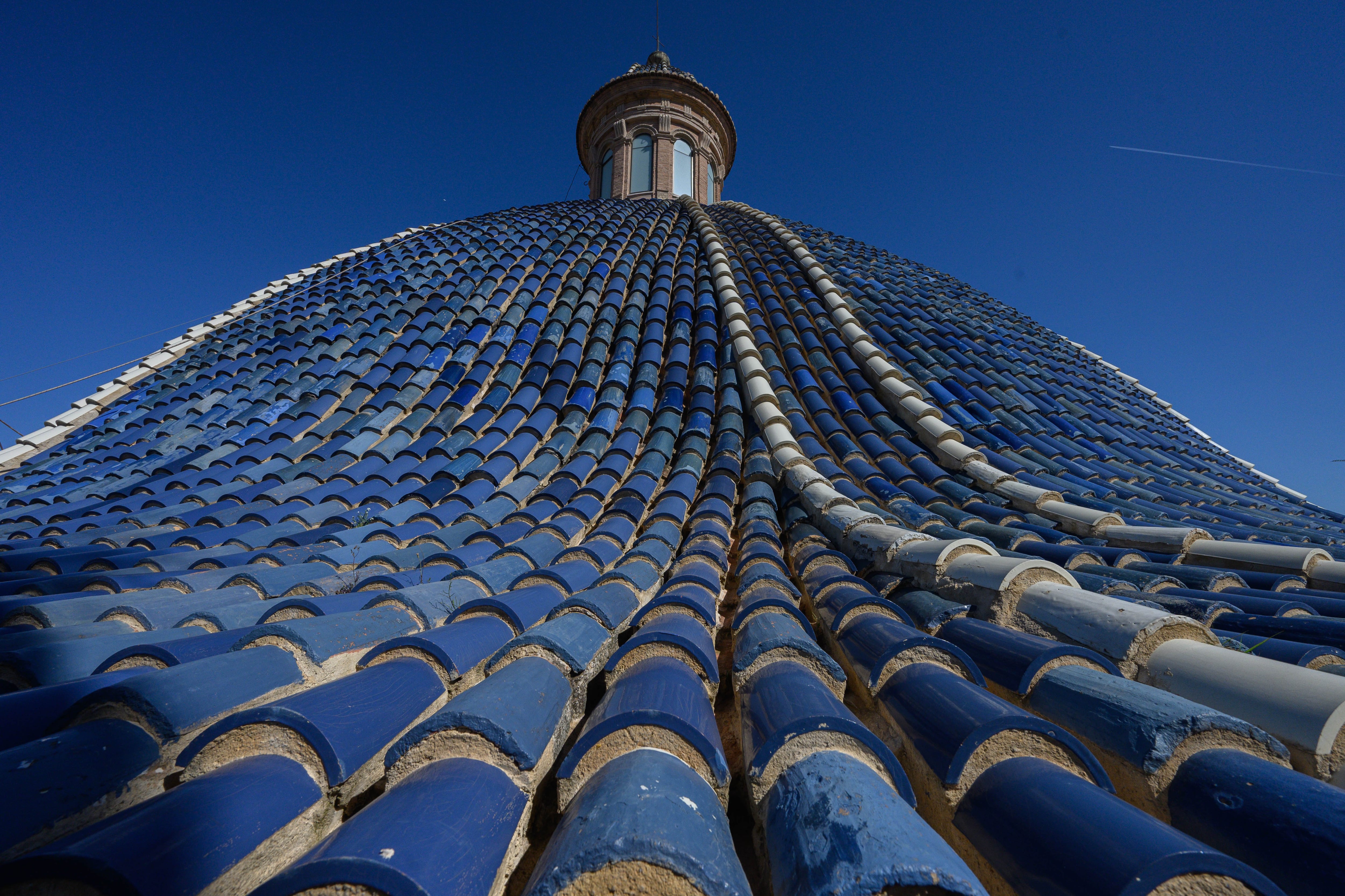 Así fue la compleja rehabilitación de la cúpula de las 16.000 tejas azules de Valencia, la segunda más grande de España