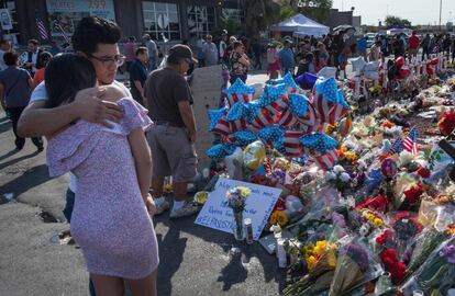 Una pareja se abraza ante el memorial dedicado a las víctimas del pistolero que atacó un centro comercial en El Paso (Texas).
