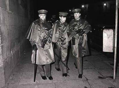 Tres serenos que trabajaban en Madrid en abril de 1986.