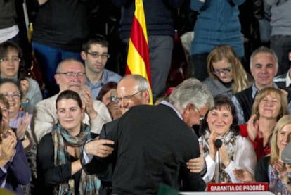 Felipe González se abraza con José Montilla en el Palacio de los Deportes de Granollers.