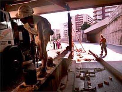 Los obreros trabajaban ayer en el túnel de Mitre.