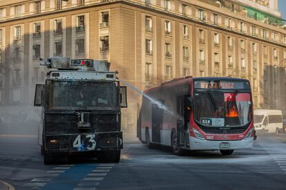 bus quemado en Santiago de Chile. Ley que castiga los daños al transporte público