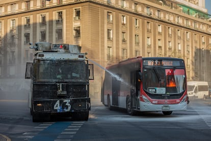 bus quemado en Santiago de Chile. Ley que castiga los daños al transporte público