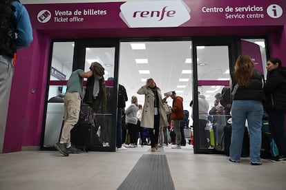 Retrasos en el AVE en Valencia y problemas en el Cercanías por las fuertes lluvias