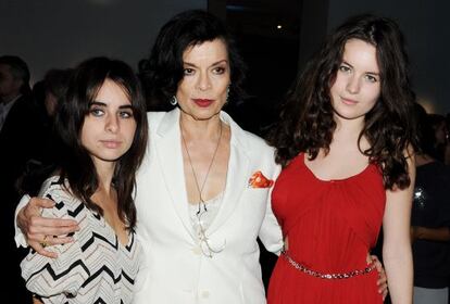 Assisi Jackson, a la izquierda, con su abuela, Bianca Jagger, y su hermana menor, Amba.