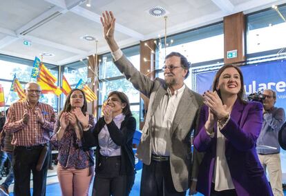 El expresidente del Gobierno Mariano Rajoy, con Ia candidata autonómica Isabel Bonig (a su izquierda), y la cabeza de lista por Valencia, María José Catalá.