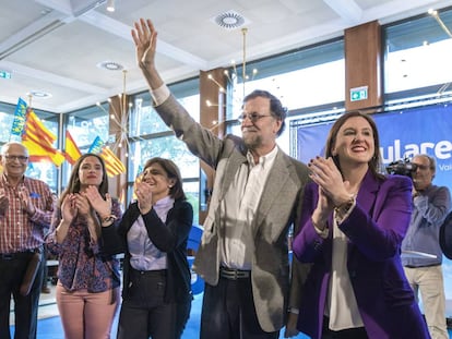 El expresidente del Gobierno Mariano Rajoy, con Ia candidata autonómica Isabel Bonig (a su izquierda), y la cabeza de lista por Valencia, María José Catalá.