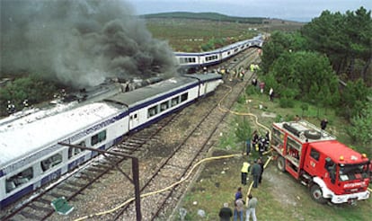 Los dos trenes Talgo, cruzados en las vías, tras producirse el accidente.