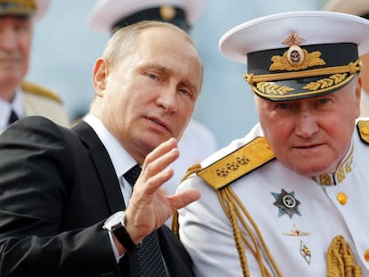 Vladimir Putin fala com o comandante em chefe da Marinha russa, Vladimir Korolev, segunda-feira em São Petersburgo.
