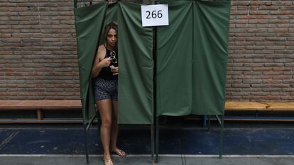 Una mujer vota durante el referéndum sobre el proyecto de Nueva Constitución, en Chile, el 17 de diciembre de 2023.