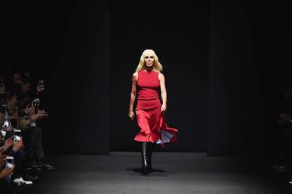 Donatella Versace en su desfile del pasado 14 de enero en Milán.