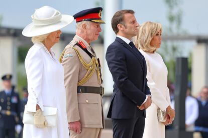 Desde la izquierda, la reina Camila, el rey Carlos III, el presidente de Francia, Emmanuel Macron, y su esposa, Brigitte Macron, asisten al evento conmemorativo del Ministerio de Defensa del Reino Unido y de la Legión Real Británica en el Memorial Británico de Normandía (Francia), este jueves.